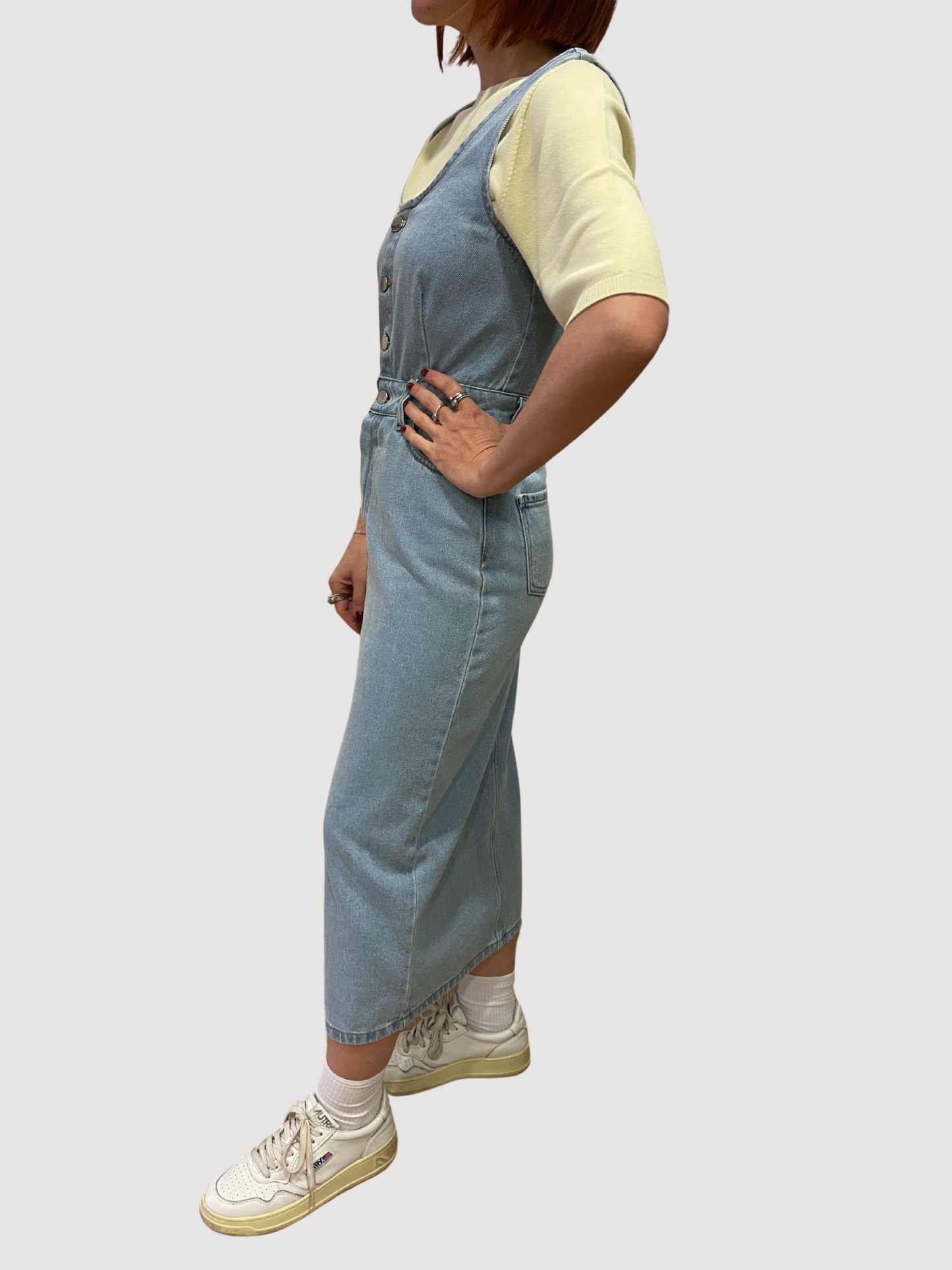 MEME ROAD - Abito salopette in denim chiaro con gonna con spacco