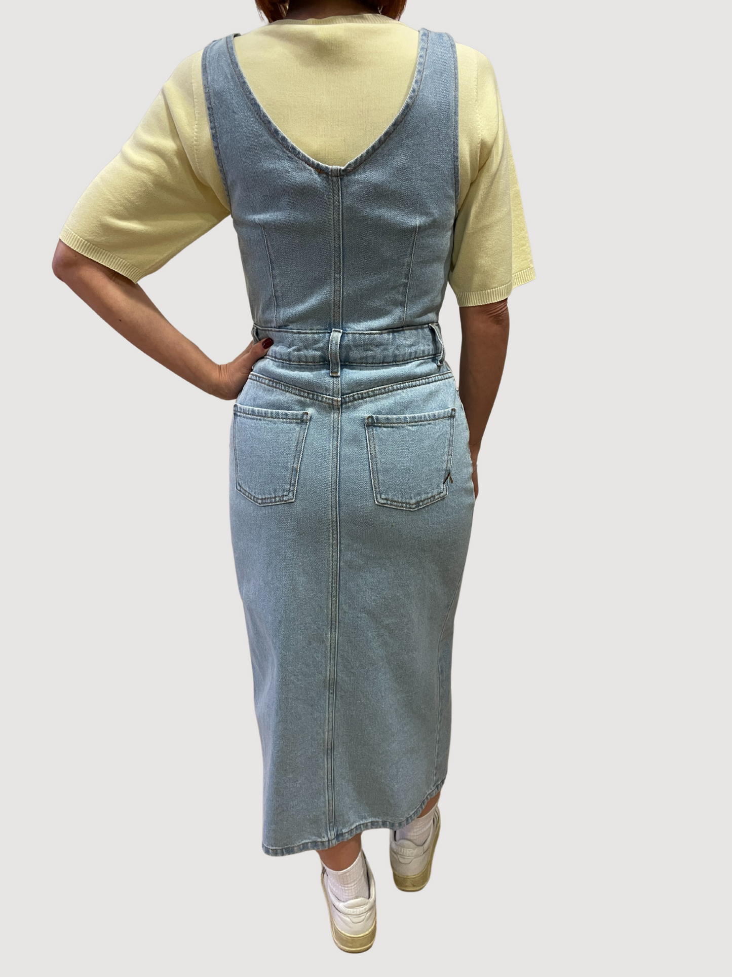 MEME ROAD - Abito salopette in denim chiaro con gonna con spacco