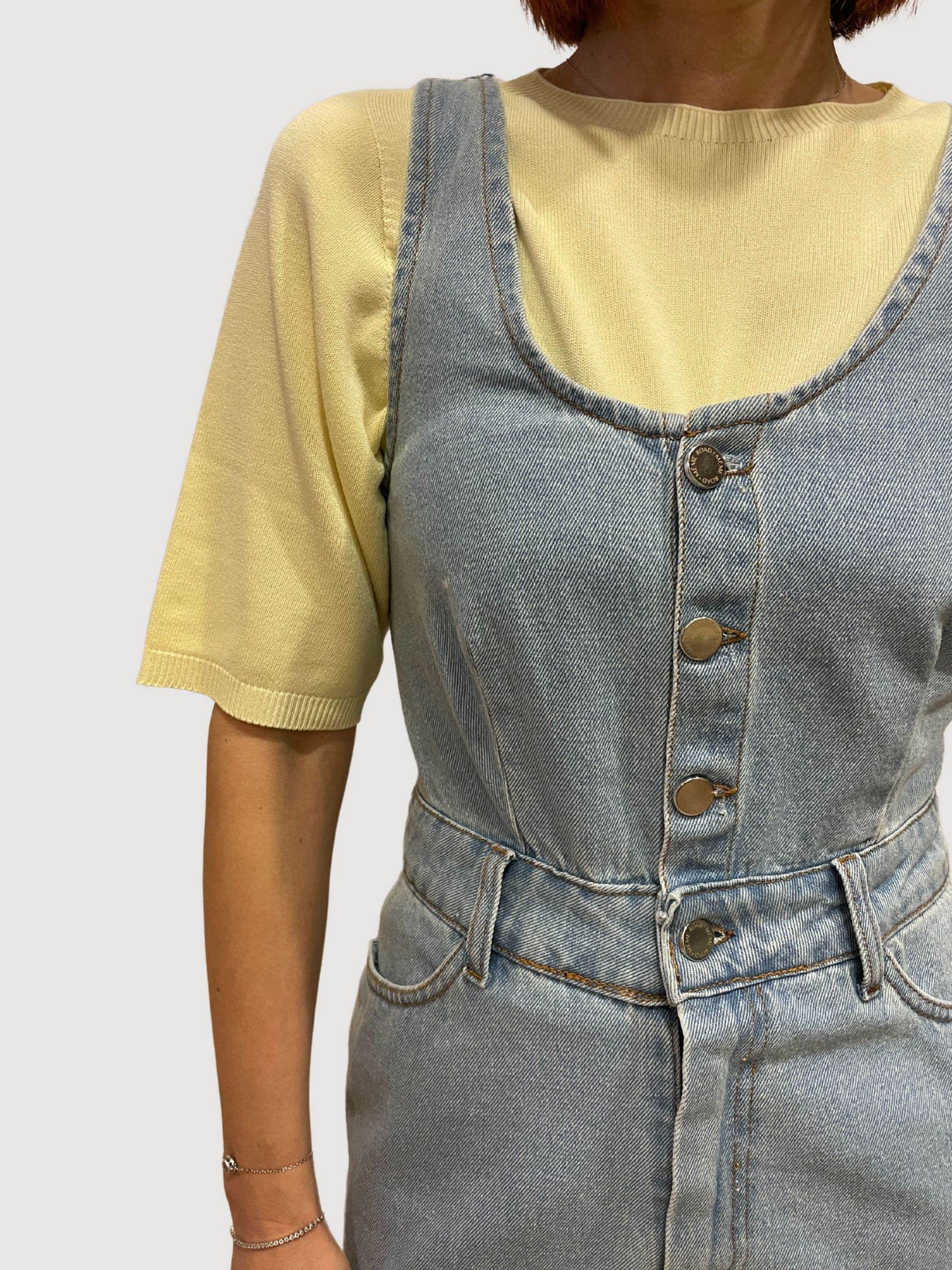 MEME ROAD - Abito salopette in denim chiaro con gonna con spacco