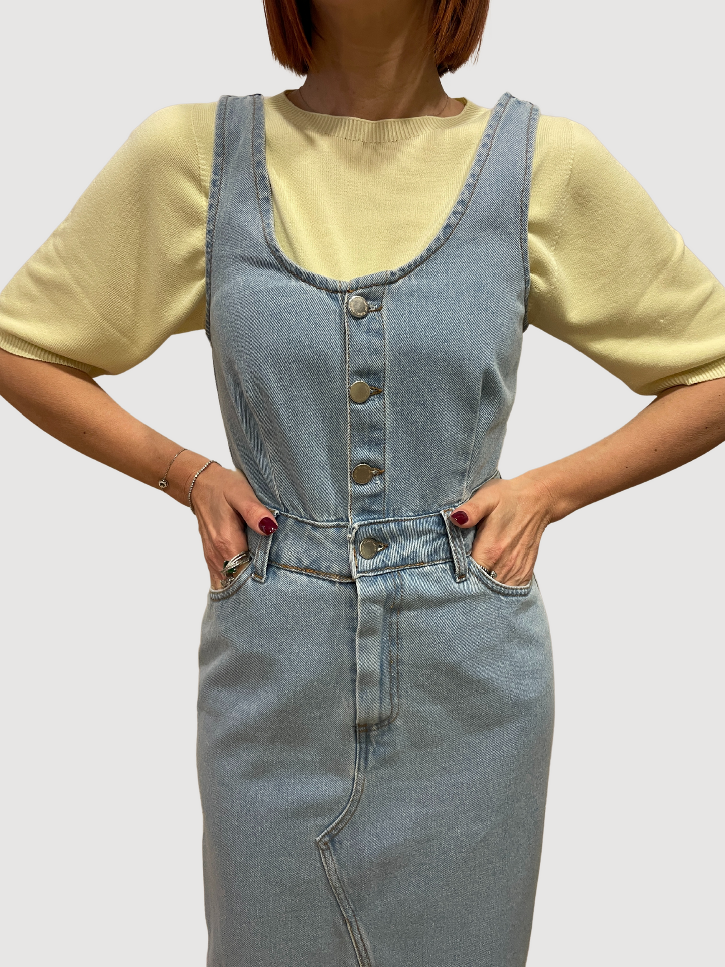 MEME ROAD - Abito salopette in denim chiaro con gonna con spacco