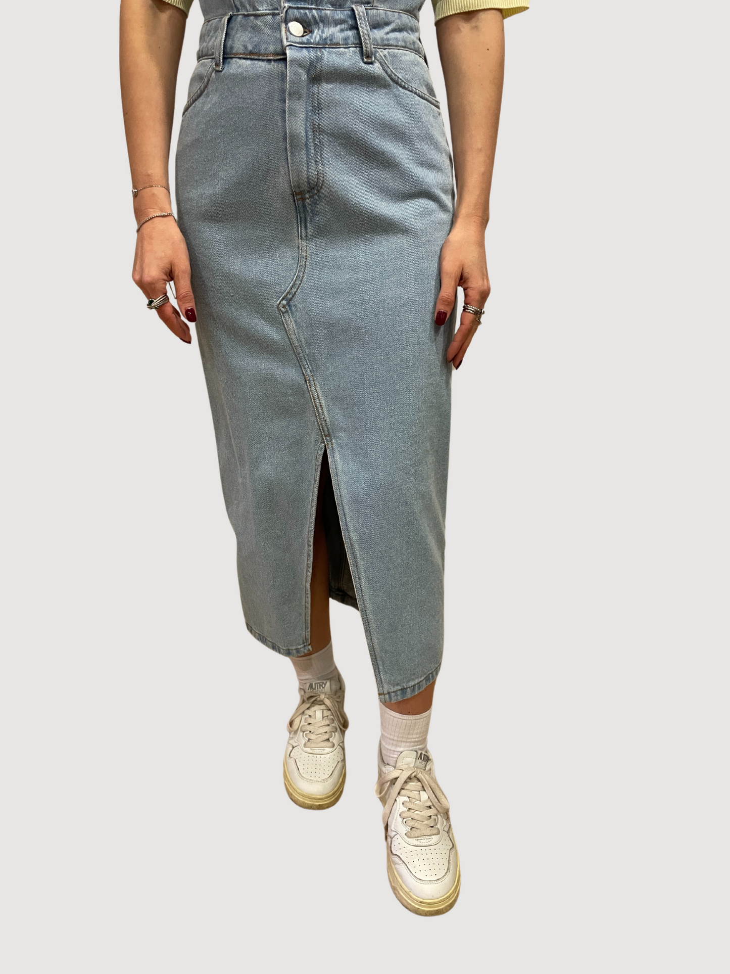 MEME ROAD - Abito salopette in denim chiaro con gonna con spacco