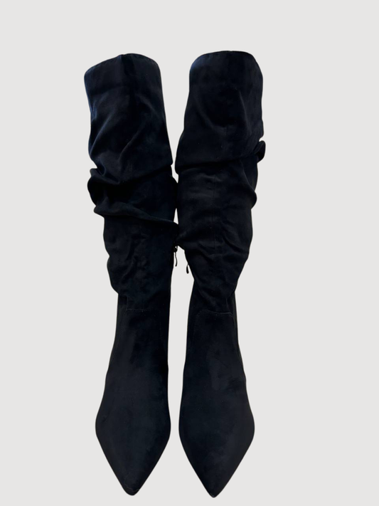 Stivale nero alto e arricciato a punta con tacco basso sottile