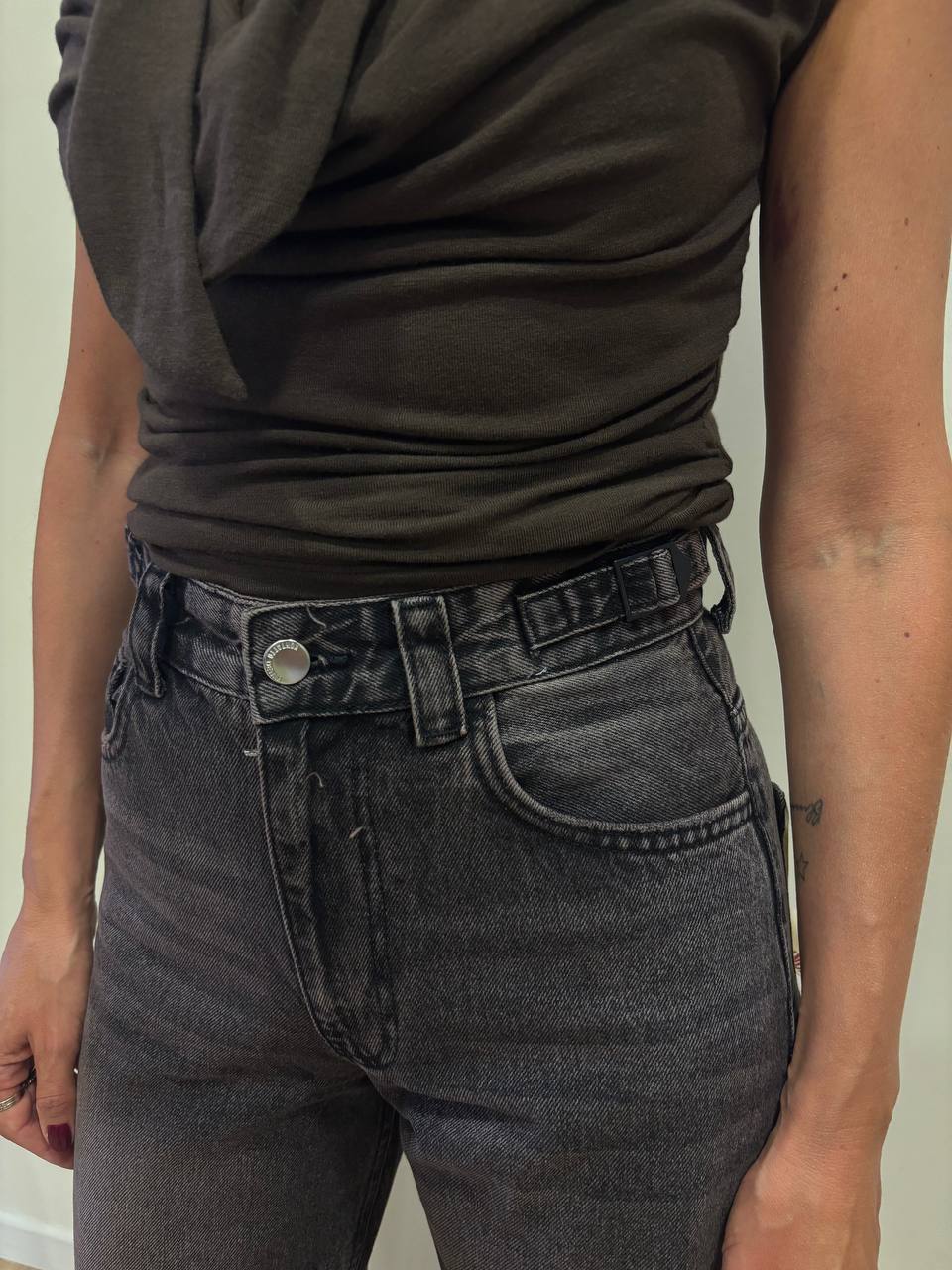KONTATTO - Jeans Lia wid leg con fibbie color black rose marmorizzato