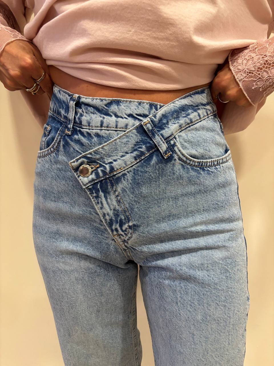 KONTATTO - Jeans Miki a gamba dritta in cotone con abbottonatura asimmetrica color blu