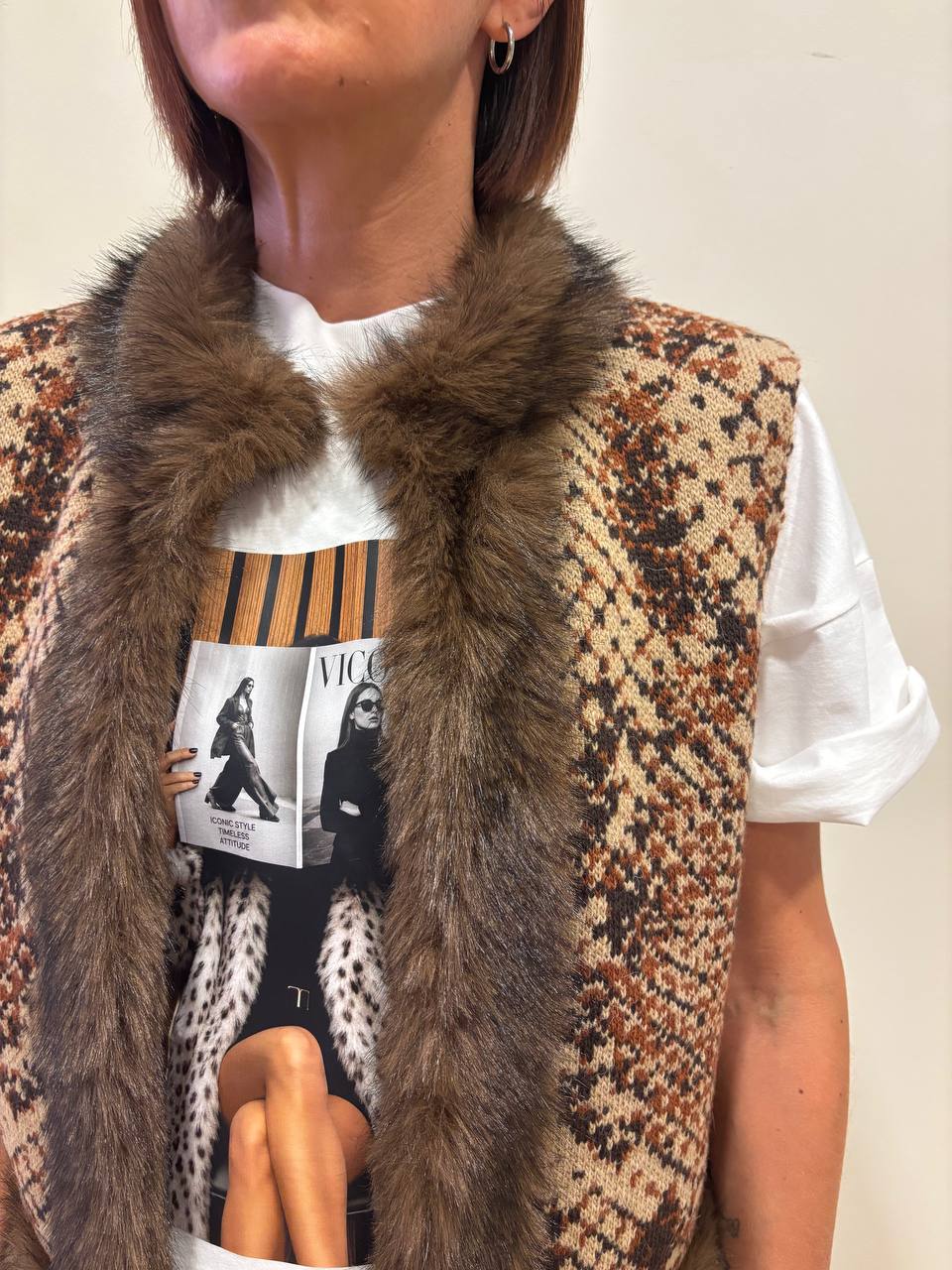 KAOS - Gilet in misto lana e viscosa con bordo in pelliccia color moro in fantasia tappezzeria