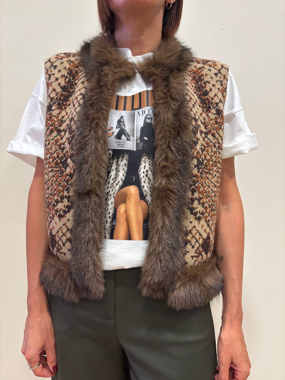 KAOS - Gilet in misto lana e viscosa con bordo in pelliccia color moro in fantasia tappezzeria
