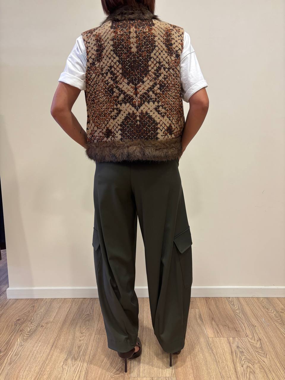 KAOS - Gilet in misto lana e viscosa con bordo in pelliccia color moro in fantasia tappezzeria