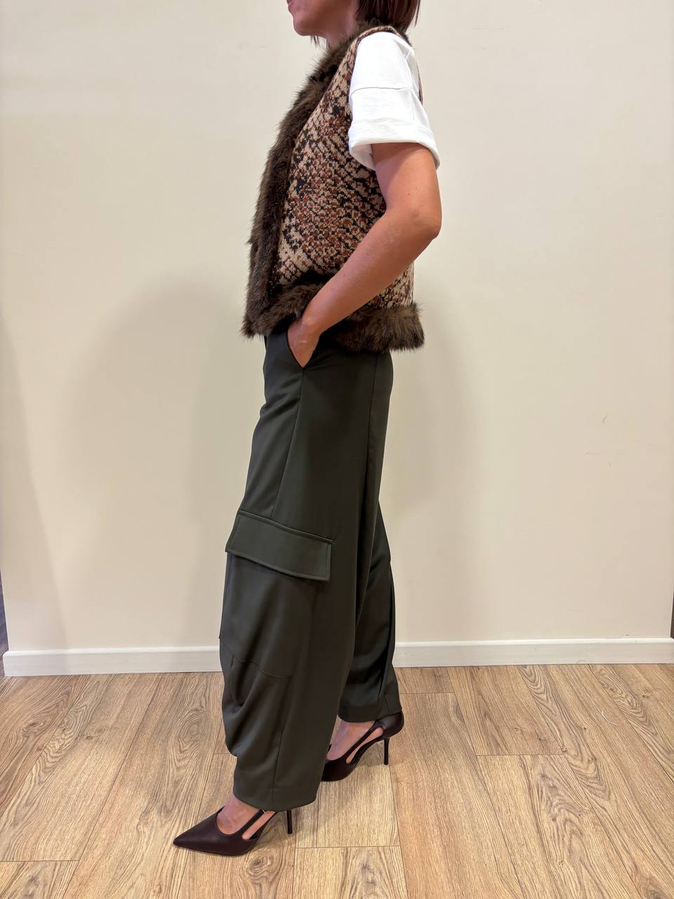 KAOS - Gilet in misto lana e viscosa con bordo in pelliccia color moro in fantasia tappezzeria