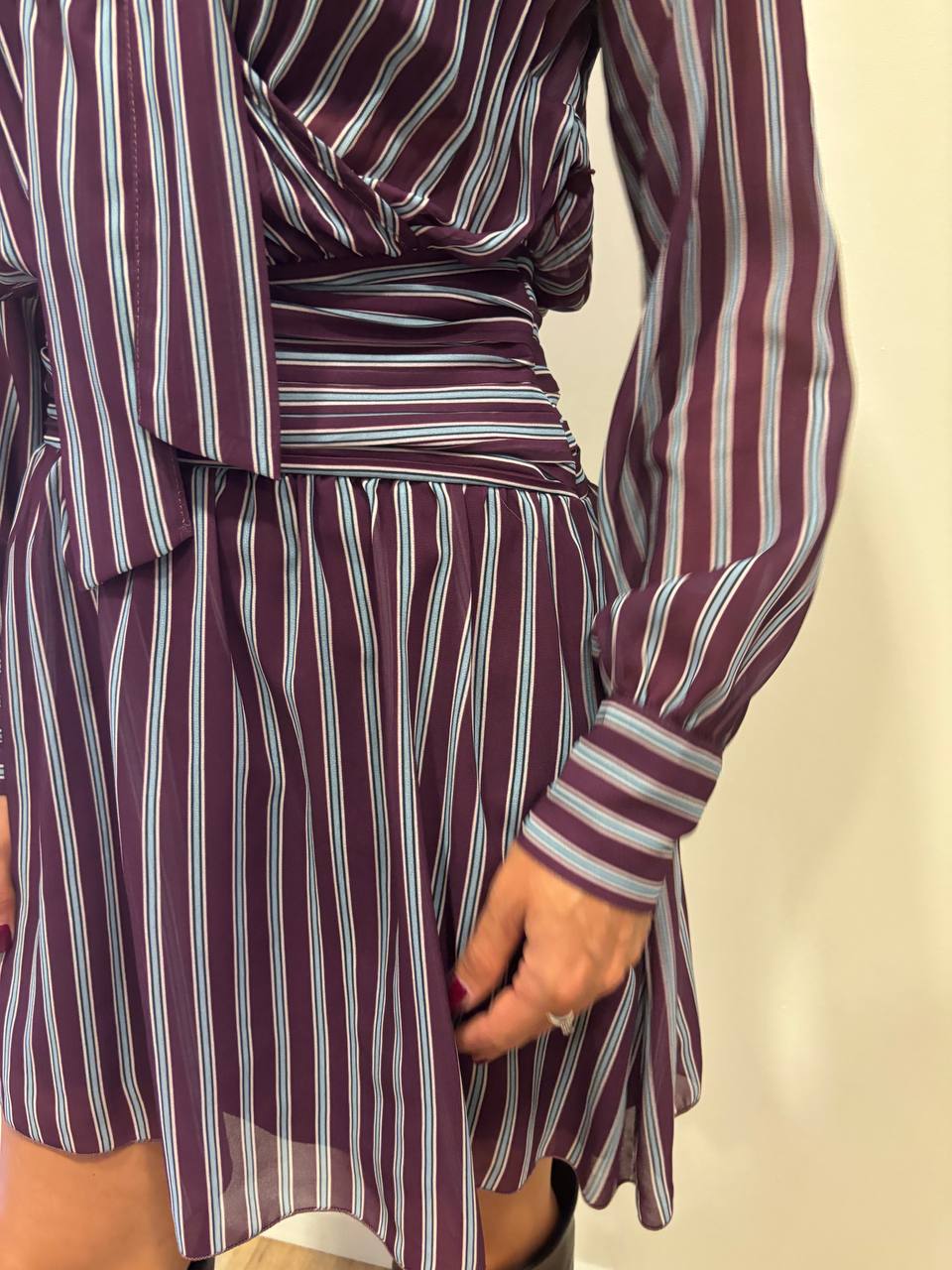 KONTATTO - Abito in viscosa con allacciatura sul collo e fascia in vita in fantasia a righe bordeaux e azzurro