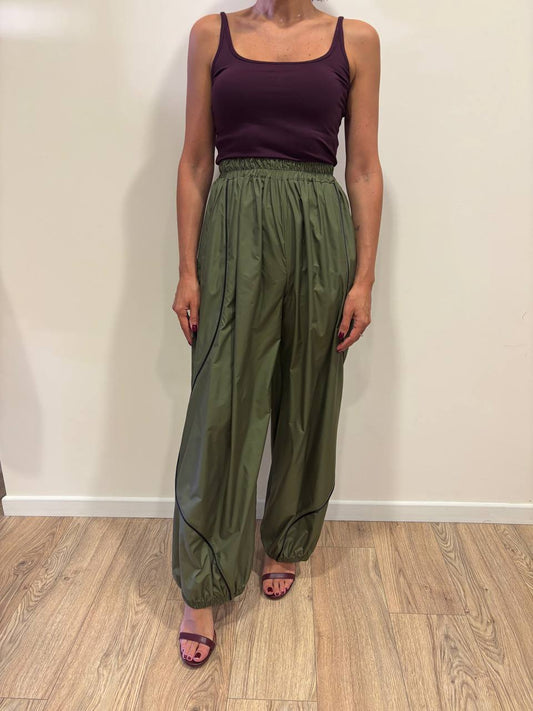 KONTATTO - Pantalone in nylon arricciato in vita e alla caviglia con dettaglio nero color oliva