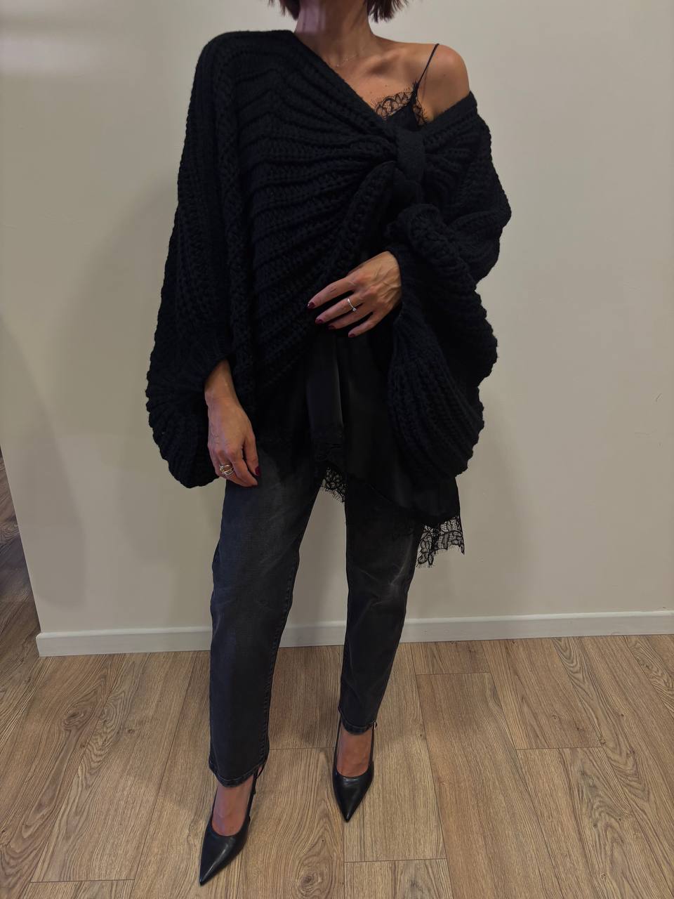 Poncho traforato in misto cotone a maniche ampie color nero