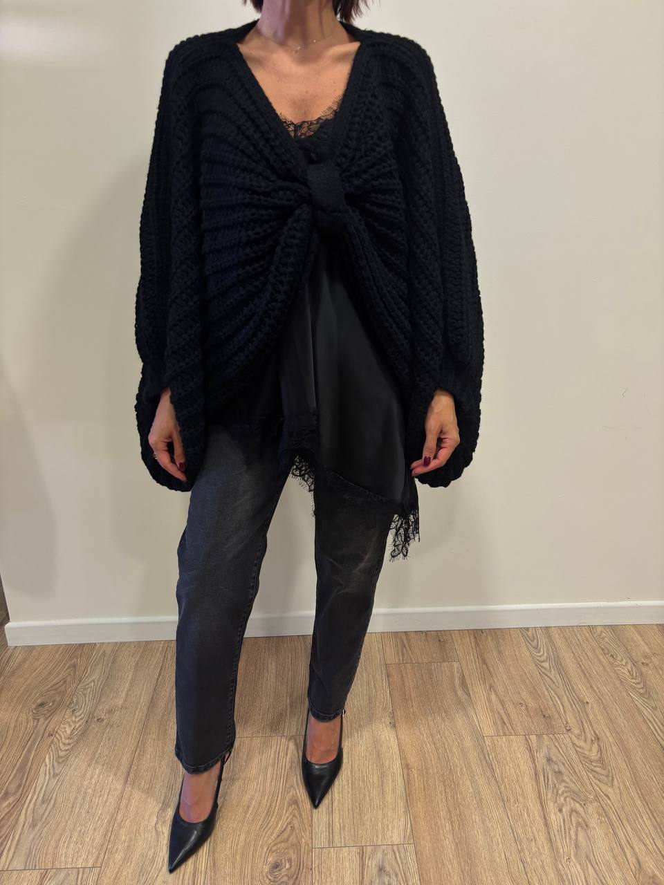 Poncho traforato in misto cotone a maniche ampie color nero