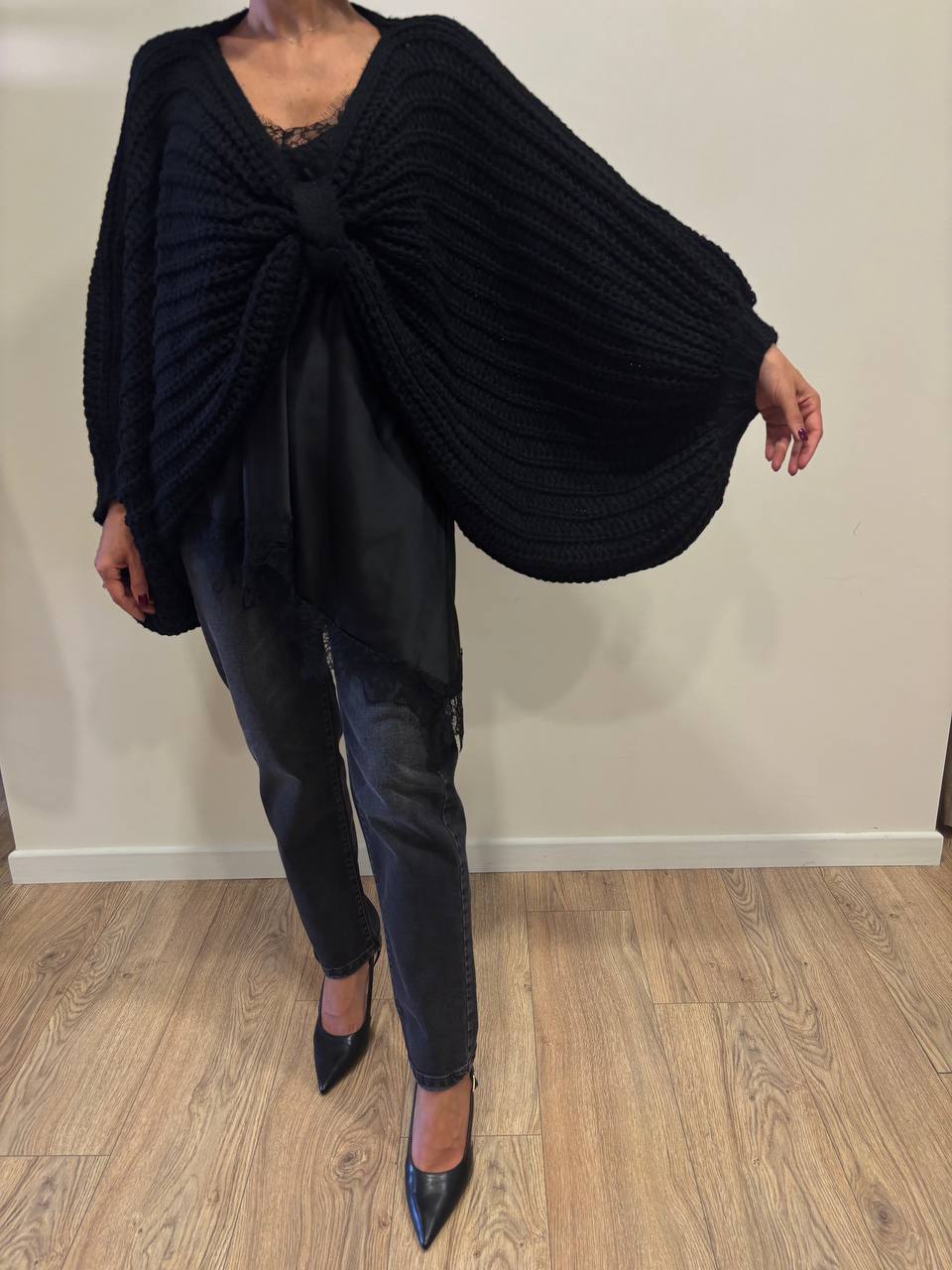 Poncho traforato in misto cotone a maniche ampie color nero