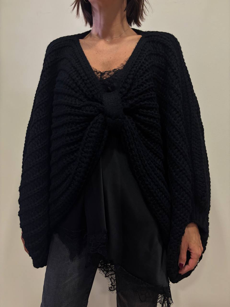 Poncho traforato in misto cotone a maniche ampie color nero
