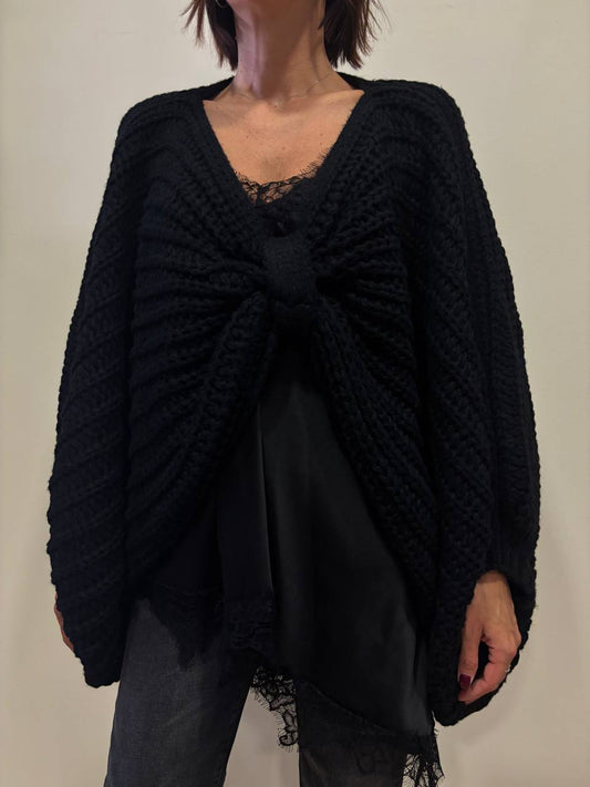 Poncho traforato in misto cotone a maniche ampie color nero