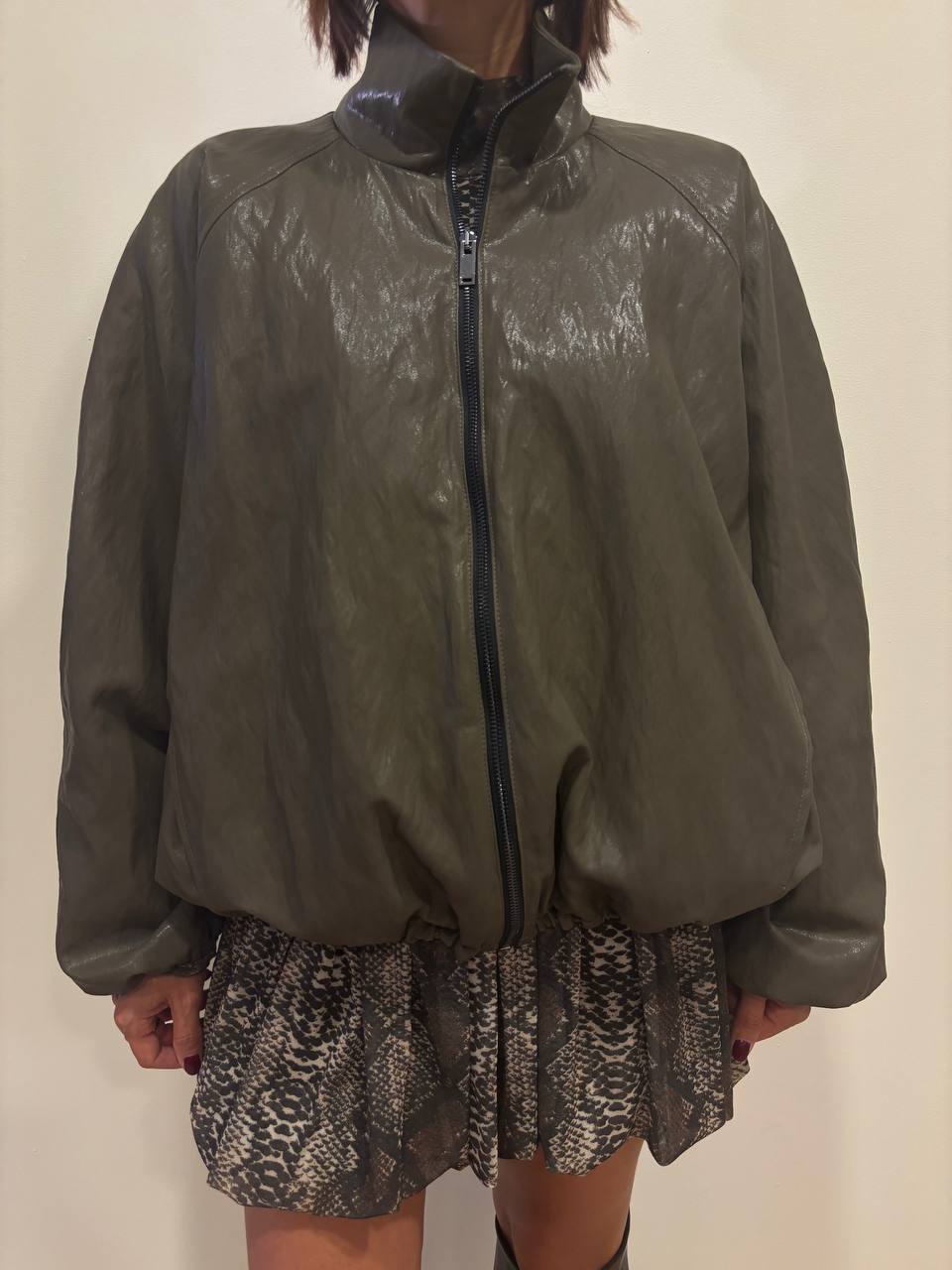 KONTATTO - Bomber in ecopelle con colletto e maniche a palloncino color verde militare