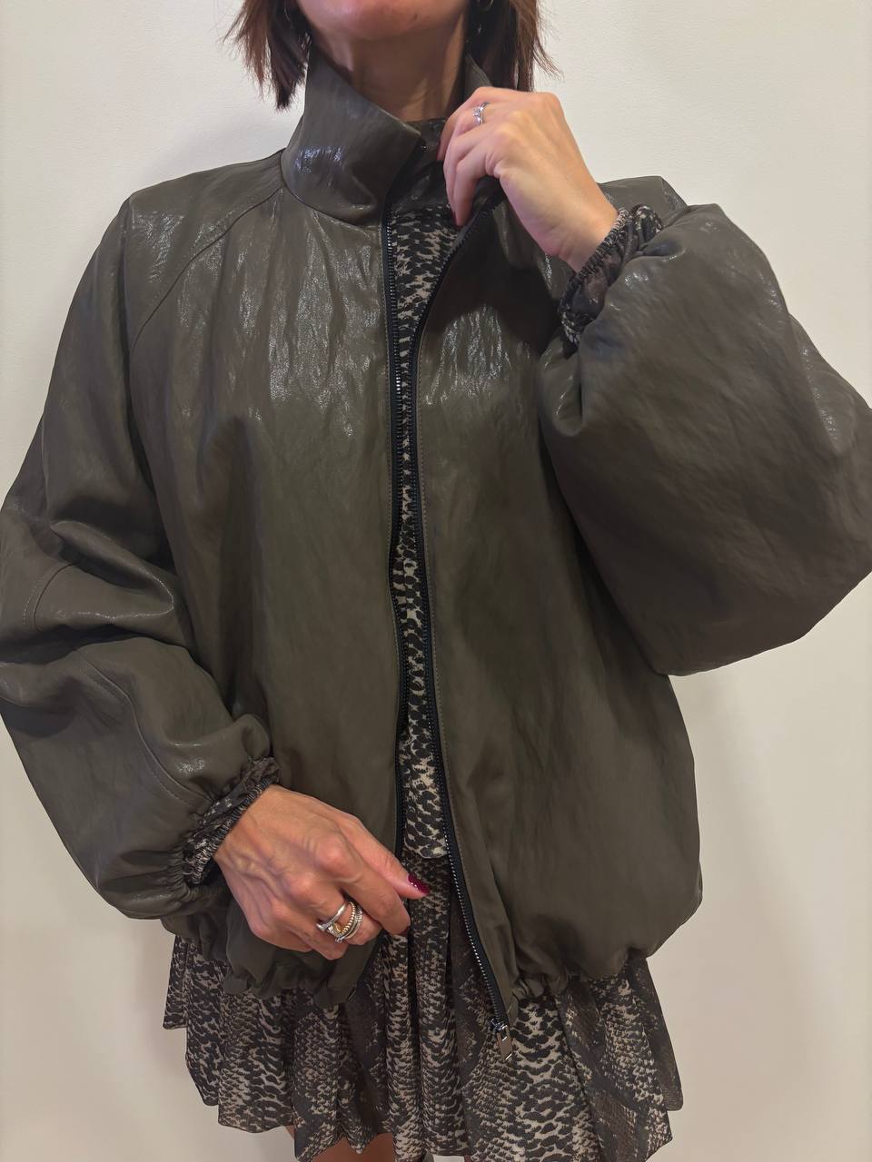 KONTATTO - Bomber in ecopelle con colletto e maniche a palloncino color verde militare