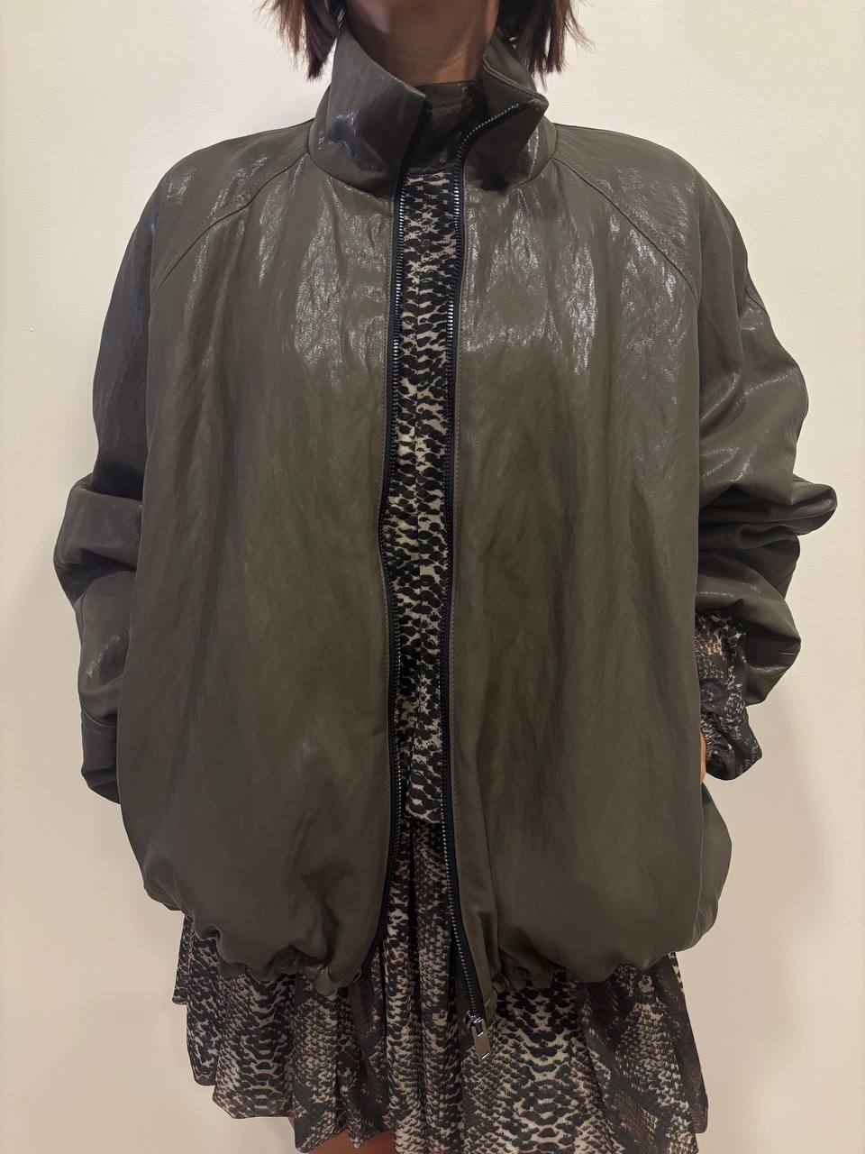 KONTATTO - Bomber in ecopelle con colletto e maniche a palloncino color verde militare