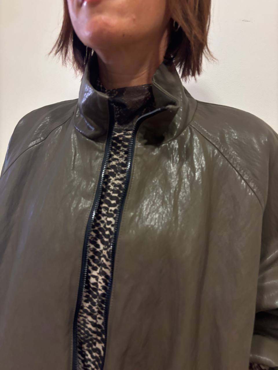 KONTATTO - Bomber in ecopelle con colletto e maniche a palloncino color verde militare