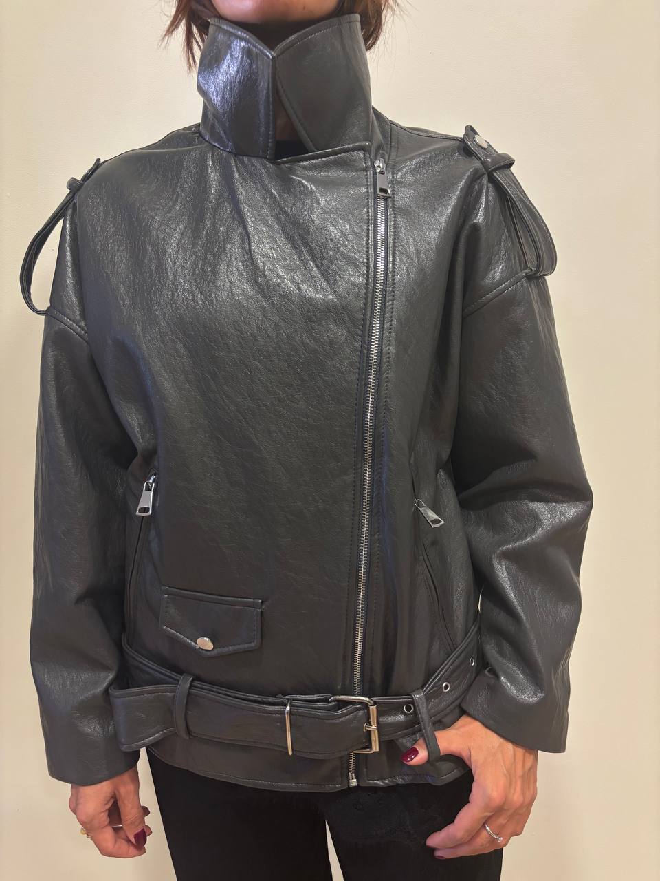 HAVEONE - Chiodo in ecopelle con zip, tasche e cintura in vita color grigio