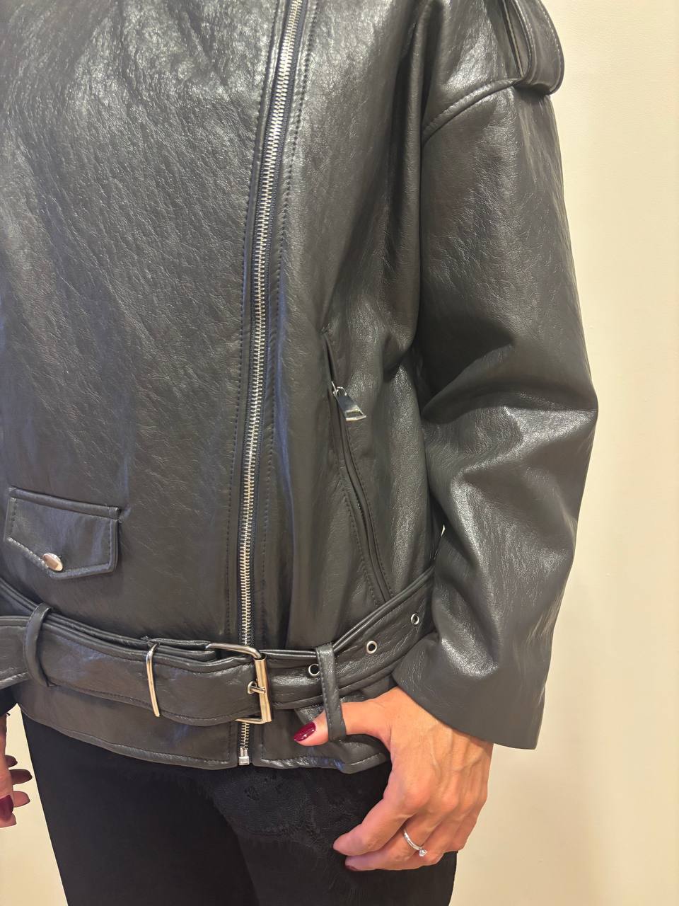HAVEONE - Chiodo in ecopelle con zip, tasche e cintura in vita color grigio