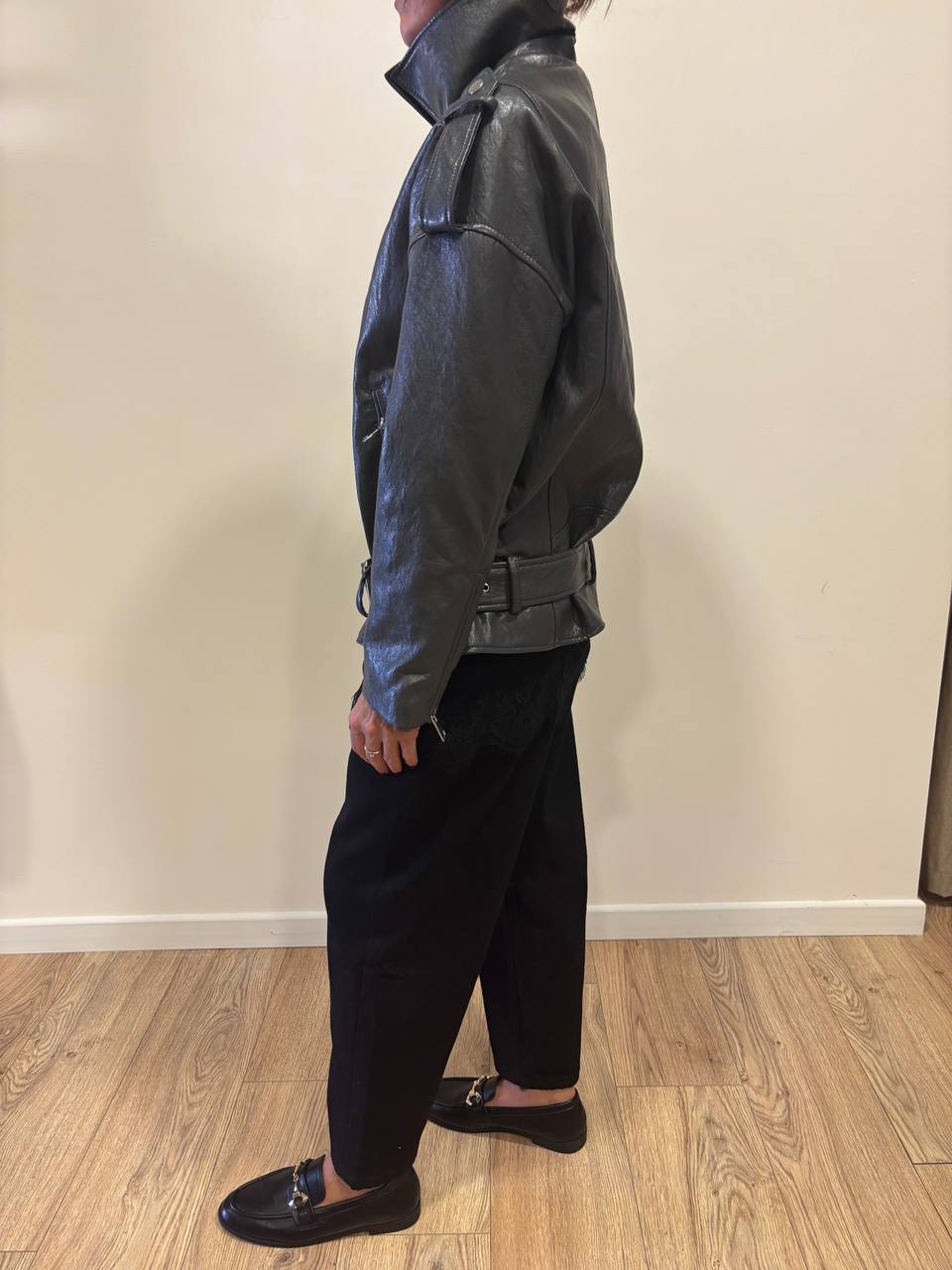 HAVEONE - Chiodo in ecopelle con zip, tasche e cintura in vita color grigio