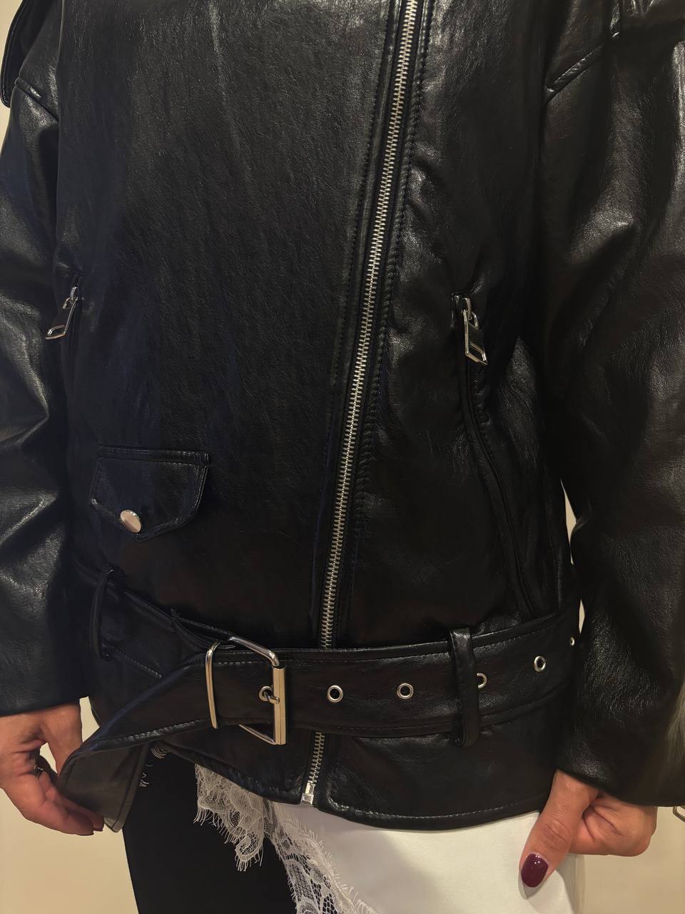HAVEONE - Chiodo in ecopelle con zip, tasche e cintura in vita color nero