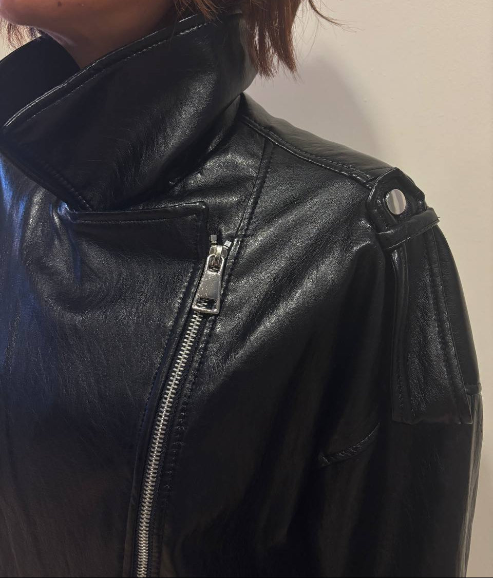 HAVEONE - Chiodo in ecopelle con zip, tasche e cintura in vita color nero