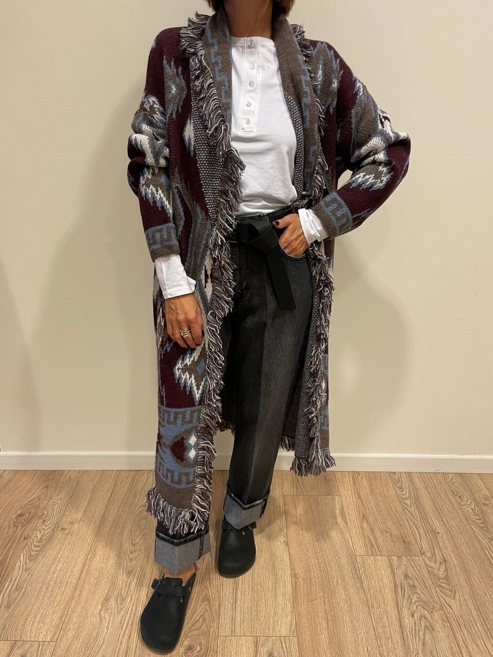SUSY MIX - Cardigan lungo jacquard con colletto sfrangiato color bordeaux con contrasto marrone e azzurro