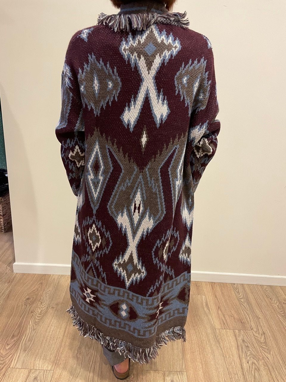 SUSY MIX - Cardigan lungo jacquard con colletto sfrangiato color bordeaux con contrasto marrone e azzurro