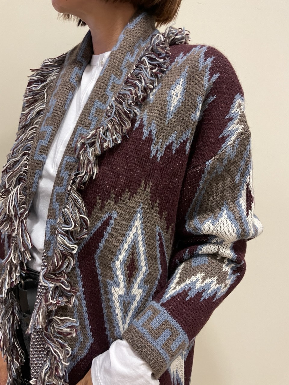 SUSY MIX - Cardigan lungo jacquard con colletto sfrangiato color bordeaux con contrasto marrone e azzurro