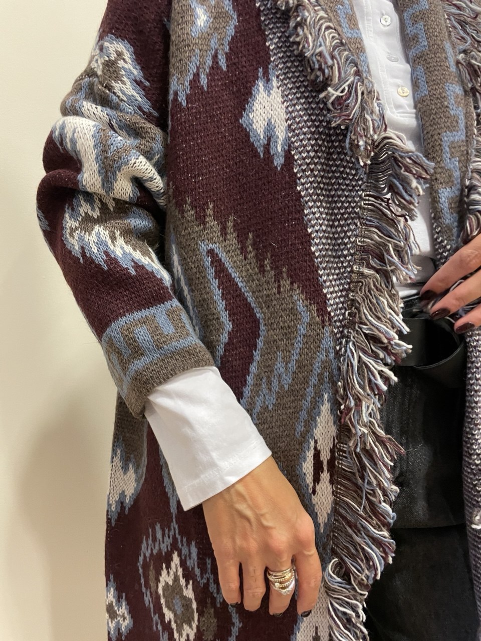 SUSY MIX - Cardigan lungo jacquard con colletto sfrangiato color bordeaux con contrasto marrone e azzurro