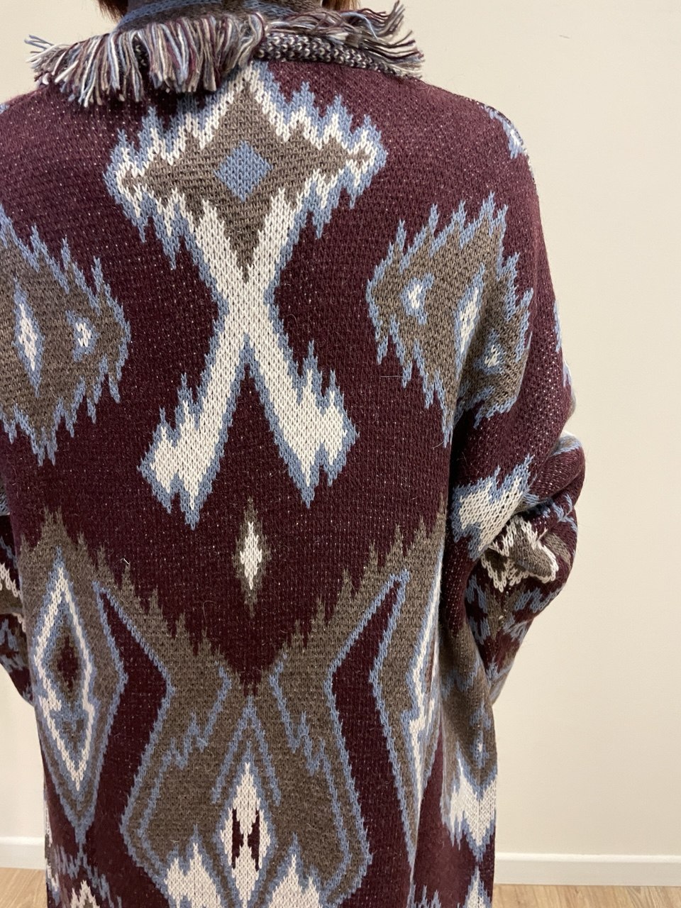 SUSY MIX - Cardigan lungo jacquard con colletto sfrangiato color bordeaux con contrasto marrone e azzurro