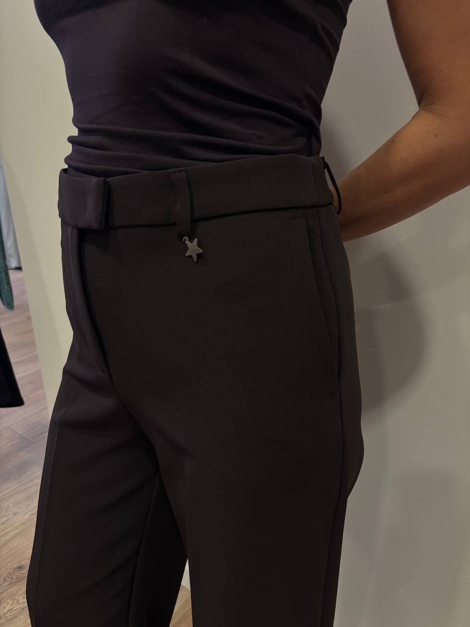SOUVENIR - Completo giacca monopetto a un bottone e pantalone palazzo dritto color moro