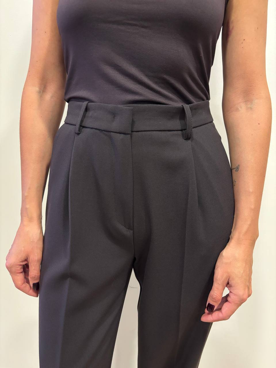 KAOS - Pantalone a gamba dritta in jersey con pinces color moro