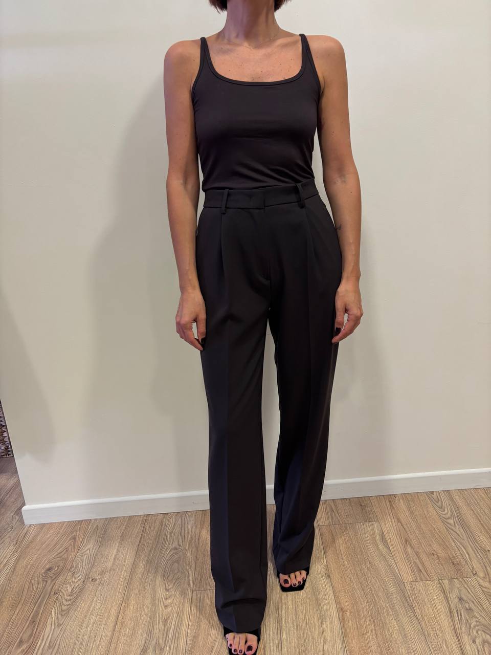 KAOS - Pantalone a gamba dritta in jersey con pinces color moro