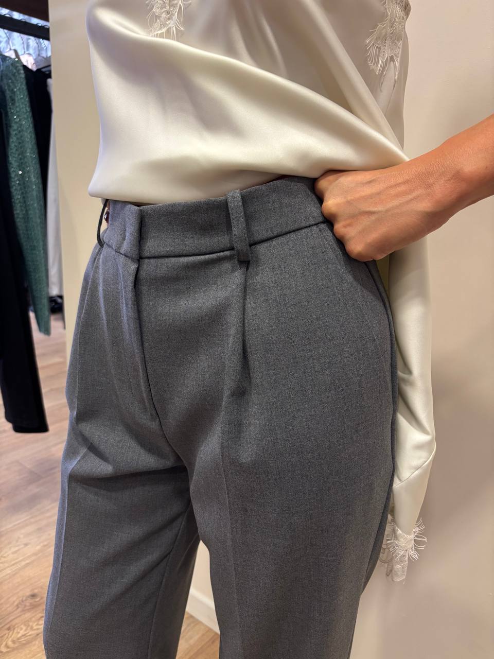 KAOS - Pantalone a gamba dritta in jersey con pinces color grigio