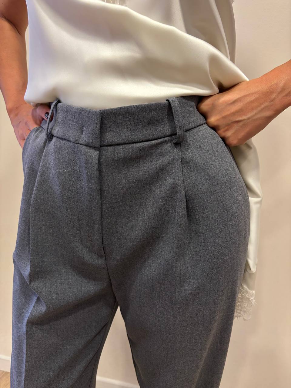 KAOS - Pantalone a gamba dritta in jersey con pinces color grigio