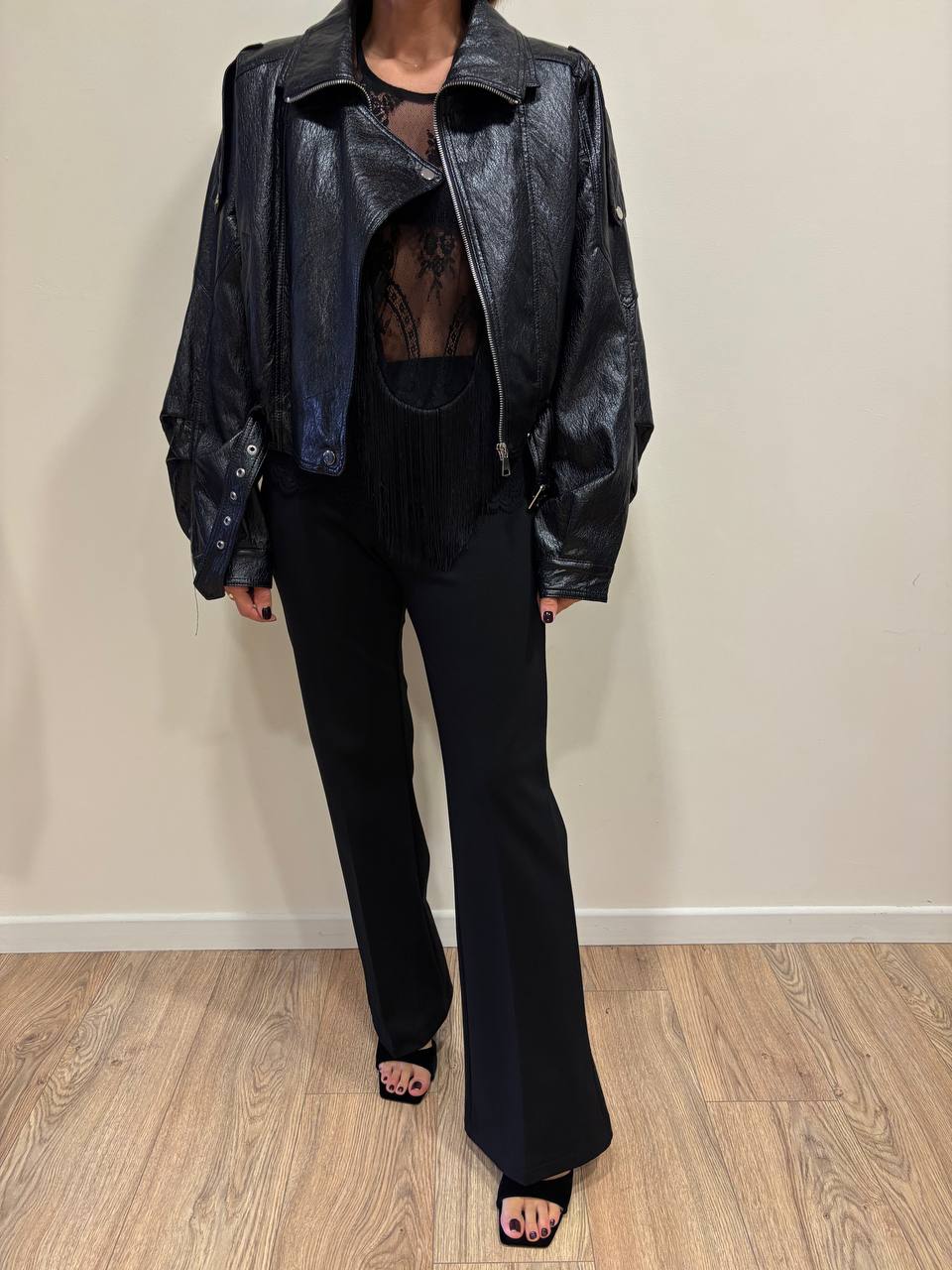 SOUVENIR - Top in pizzo con spalle rinforzate e frange color nero