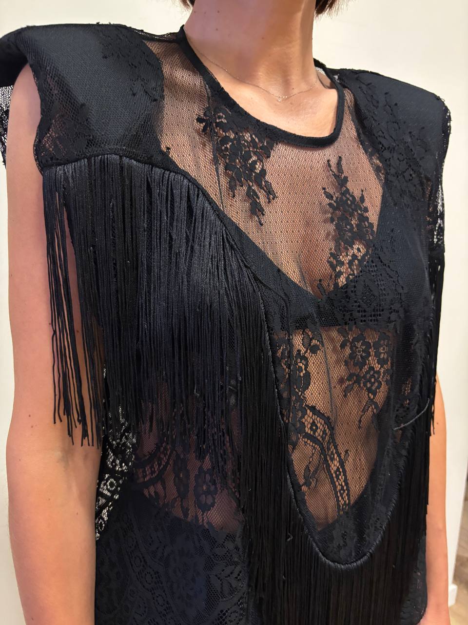 SOUVENIR - Top in pizzo con spalle rinforzate e frange color nero