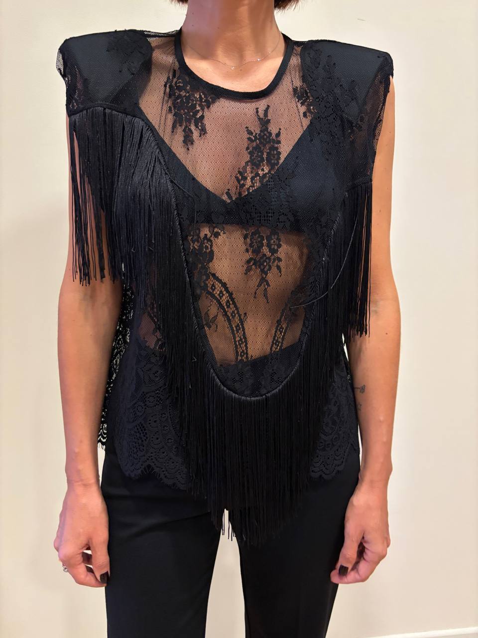 SOUVENIR - Top in pizzo con spalle rinforzate e frange color nero