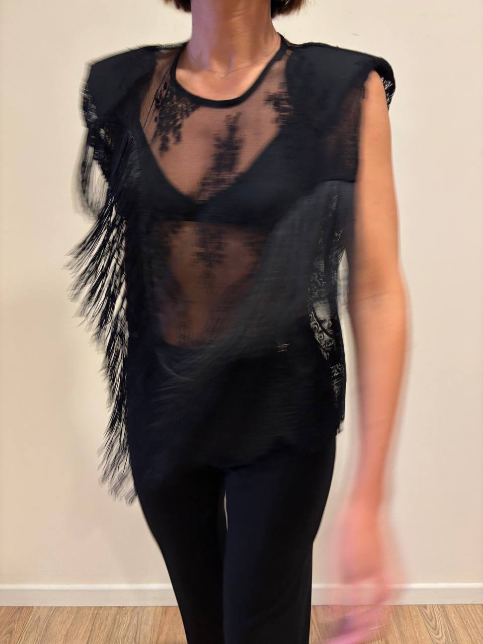 SOUVENIR - Top in pizzo con spalle rinforzate e frange color nero