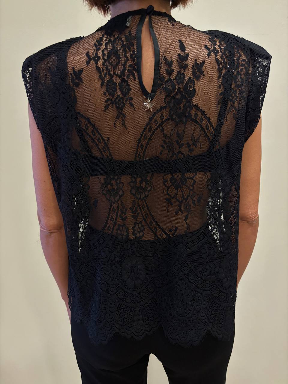 SOUVENIR - Top in pizzo con spalle rinforzate e frange color nero