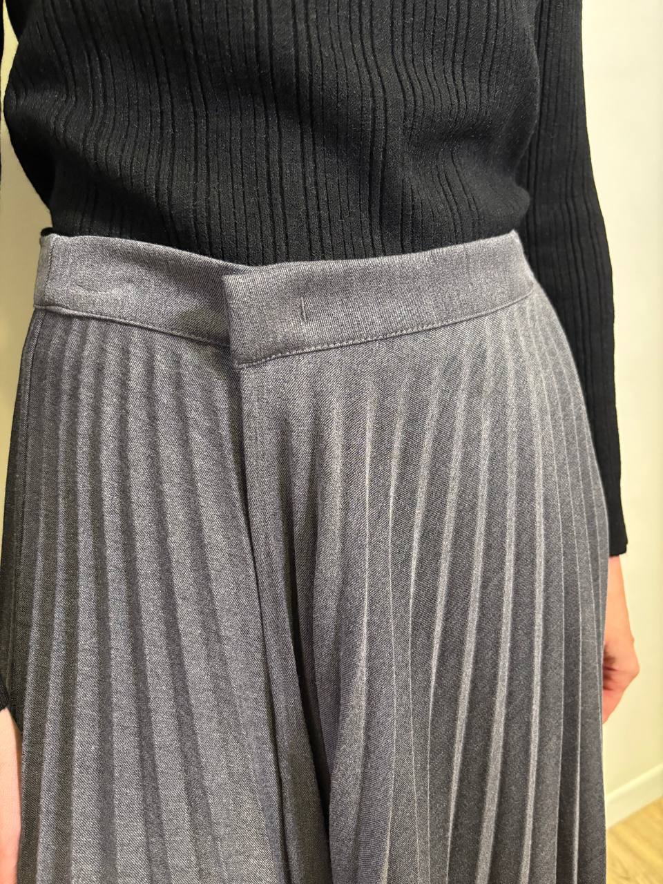VICOLO - Gonna plissettata e svasata con bottone color grigio antracite