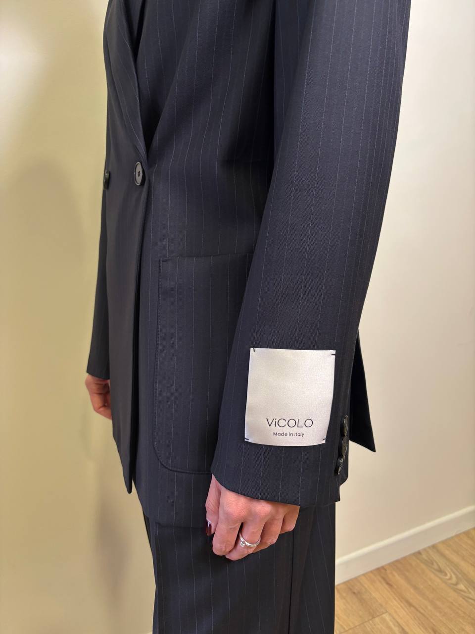 VICOLO - Blazer over gessato con scollo a lancia e tasche color blu notte