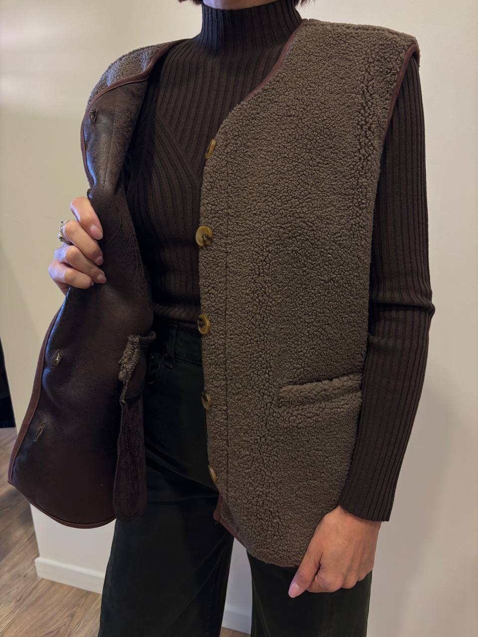 VICOLO - Smanicato Teddy con bottoni e tasche davanti color moro