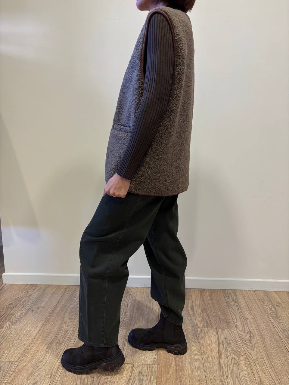 VICOLO - Smanicato Teddy con bottoni e tasche davanti color moro
