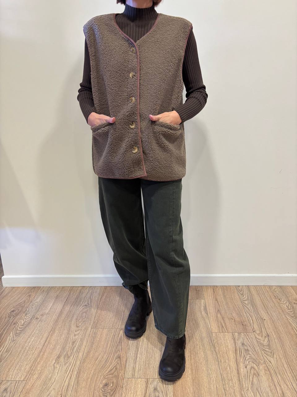 VICOLO - Smanicato Teddy con bottoni e tasche davanti color moro