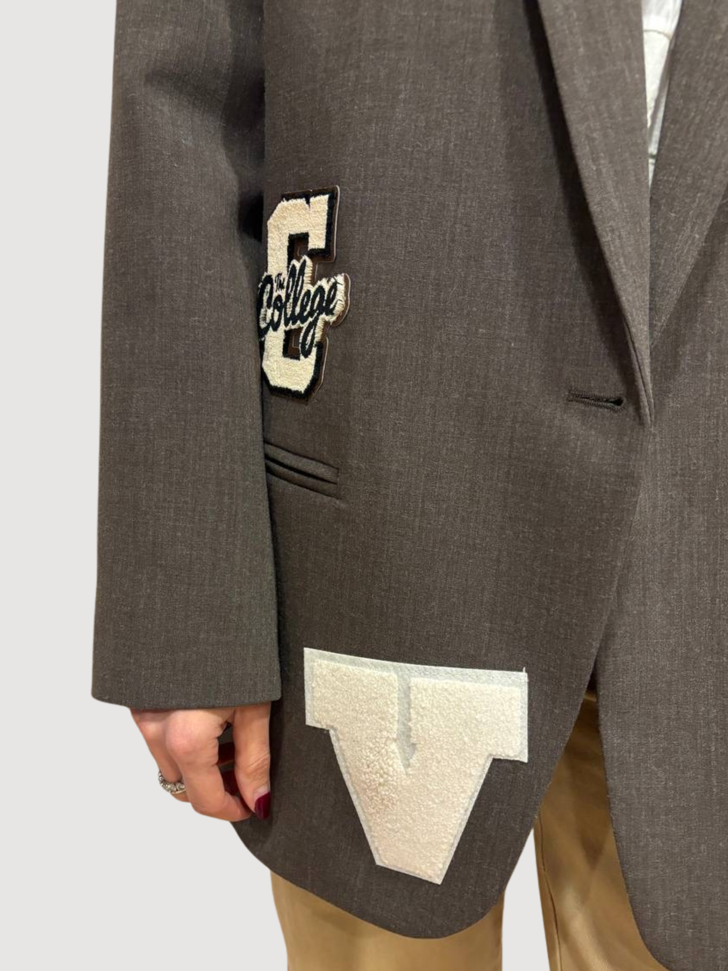 VICOLO - Giacca over a un bottone color fango con applicazioni stile college