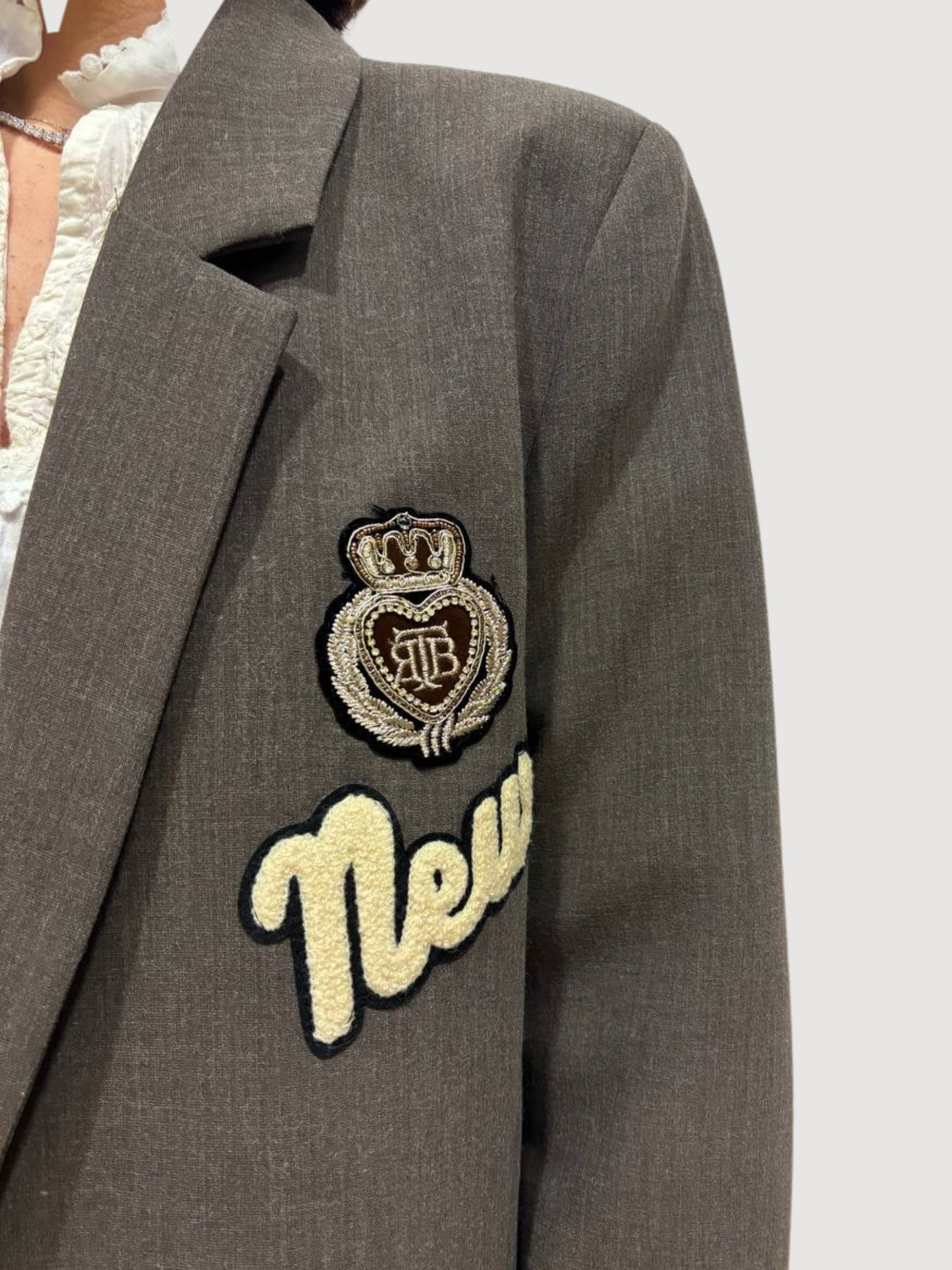 VICOLO - Giacca over a un bottone color fango con applicazioni stile college